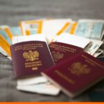 Útlevelek és papírok az asztalon — az első hivatalos lépések